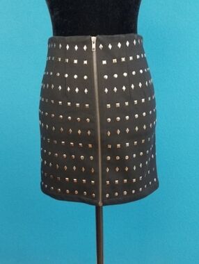 🆕️⚫️🔲 FOREVER 21 Mod Embellished Mini Skirt // (NWOT)